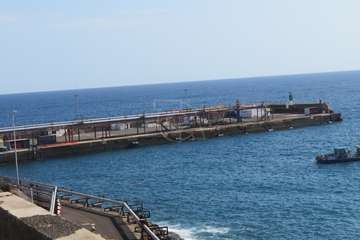 La pequeña embarcación que chocó contra la escollera del muelle de Salinetas se hundió por completo/TA.